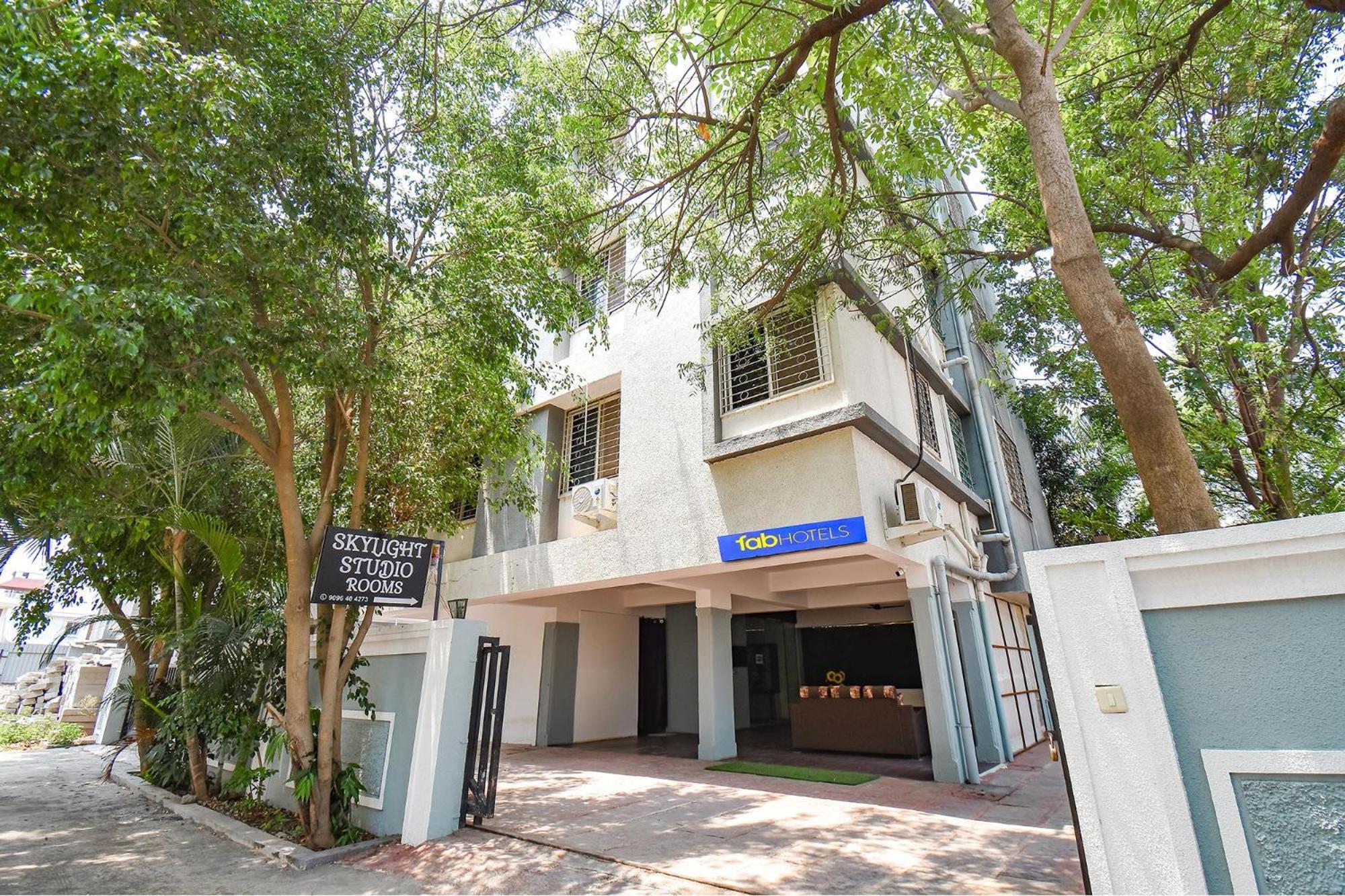 Fabhotel Skylight Studio Rooms - Nr Mcf Camp Pune Exterior photo